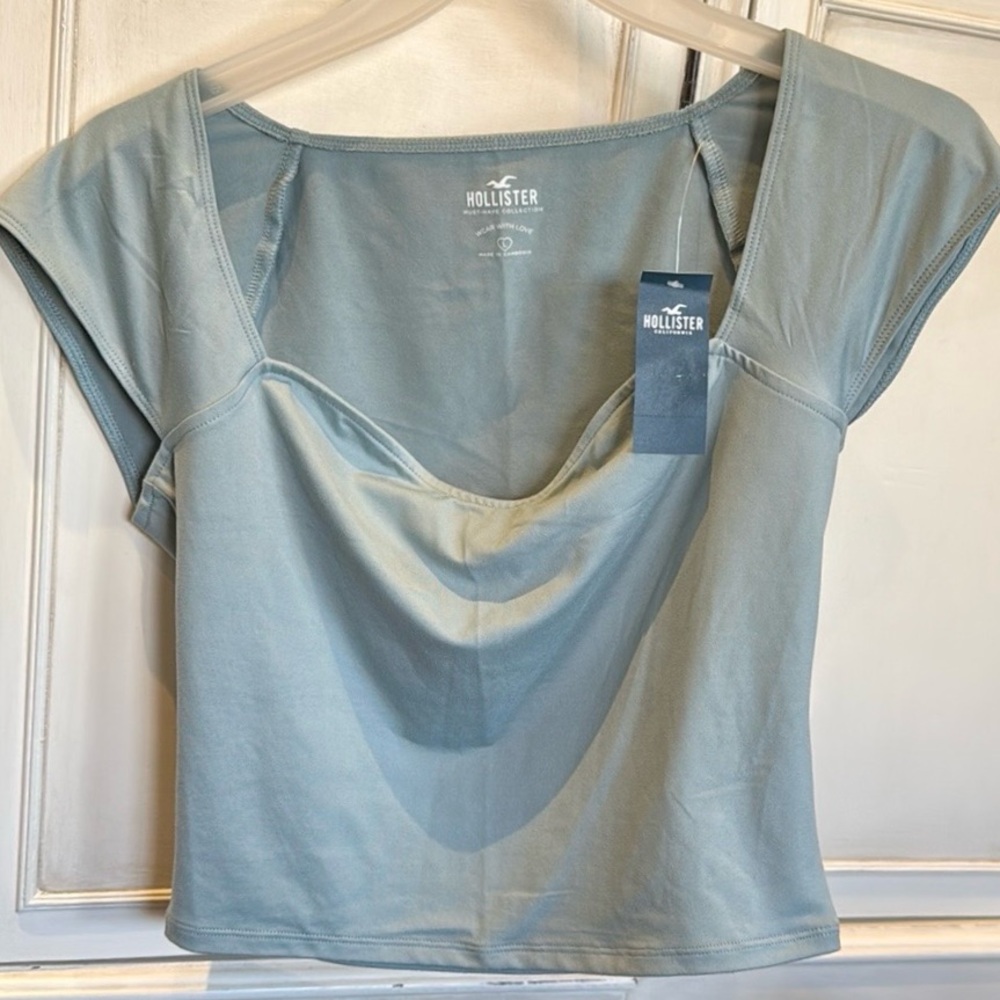 Hollister T-shirt NEW Size Large